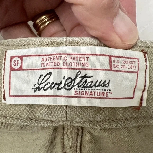 35. Levi Strauss Signature khaki cargo capri pants, Size Misses 4, 100% cotton - Picture 10 of 15